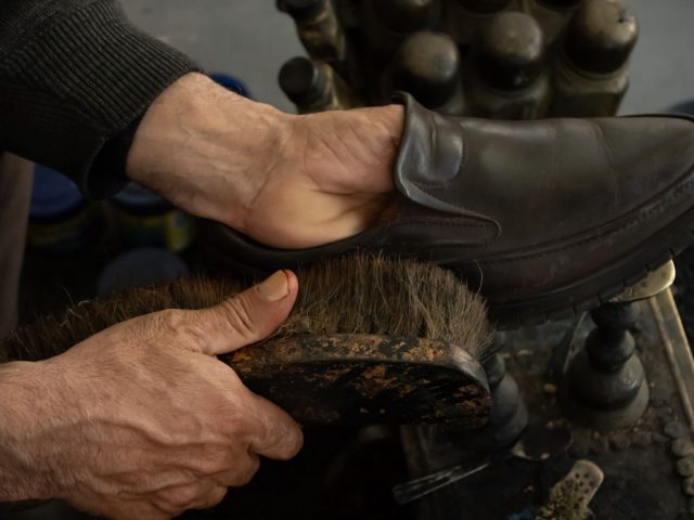 Comparatif des colles pour retannage et réparation du cuir