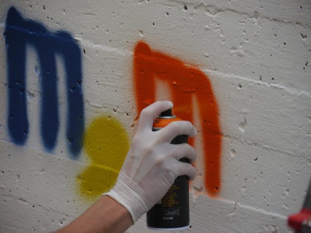 Krylon ou Rust‑Oleum : quel vernis en bombe pour mounts